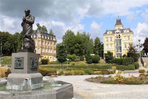 Foto: Aš: Vánoční trhy na Masarykově náměstí, letos ještě bez kluziště