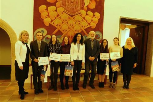 Foto: Cheb: Fakulta ekonomická odměňuje studenty za středoškolské výsledky