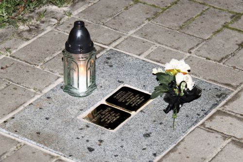 Foto: Chodov: Kameny opět připomínají oběti holocaustu