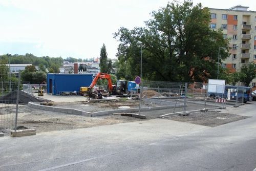 Foto: Cheb: Na Zlatém Vrchu se dokončuje nové parkoviště