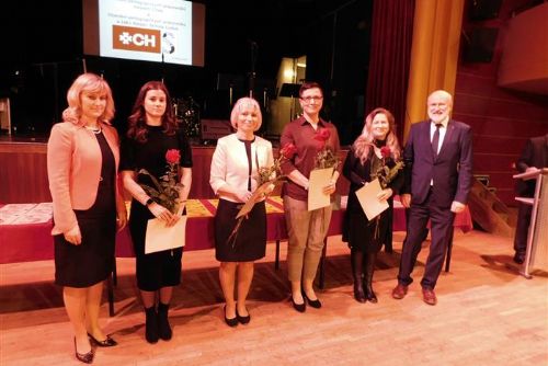 Foto: Cheb: Nadace Schola Ludus ocenila studenty a pedagogy za rok 2022