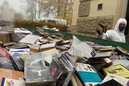 Foto: Cheb: Náhradní půjčovna knih pro dospělé je v malé knihovně