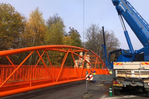 Foto: Cheb: Osazení lávky nad Ašskou ulicí si vyžádá dopravní omezení