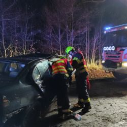 Cheb: Při nehodě jednoho auta se vážně zranily čtyři osoby