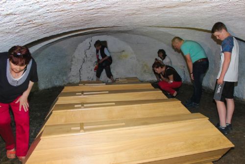 Foto: Chodov: Krypta pod kostelem sv. Vavřince se mimořádně otevře veřejnosti