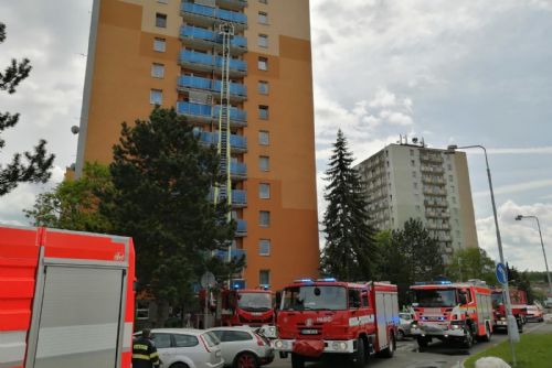 Foto: Chodov: Při požáru ve dvanáctém patře se několik osob nadýchalo kouře