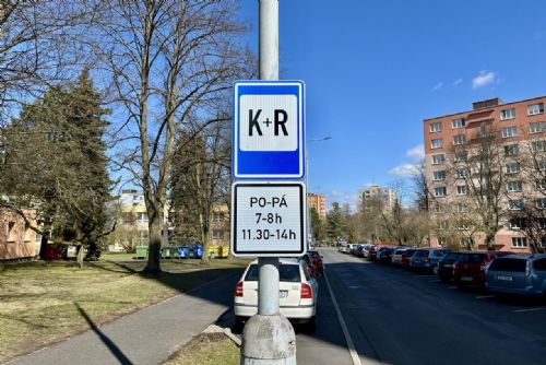 Foto: Chodov: První značka K+R u ZŠ Komenského usnadní rodičům rozvoz dětí