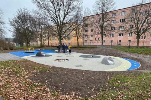 Foto: Chodov: Zahrada prošla úpravou, děti si užívají vesmírné dobrodružství