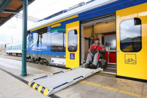 Foto: Do vlaků se vrací i cestující s handicapem, letos mají k dispozici rekordní počet bezbariérových spojů