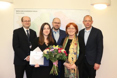 Foto: Hejtman ocenil autorku diplomové práce, která se zabývala alternativními formami ubytování v kraji