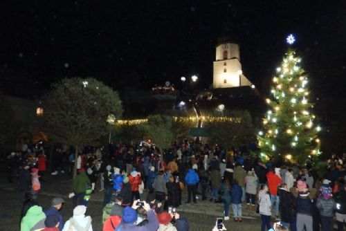 Foto: Hranice: Město rozsvítilo vánoční strom ve velkém stylu