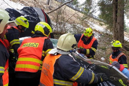 Foto: Jáchymov: Zaklíněného řidiče museli hasiči vyprostit