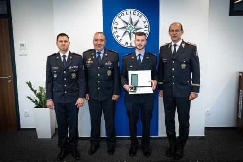 Foto: Karlovarská kraj: Policista převzal ocenění z rukou policejního prezidenta