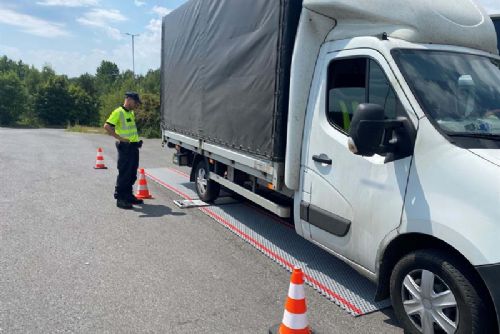Foto: Karlovarsko: Celníci zjistili u jednoho z kontrolovaných vozidel přetížení o více než 3,3 tuny