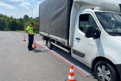 Foto: Karlovarsko: Celníci zjistili více než 30 porušení předepsané nejvyšší hmotnosti