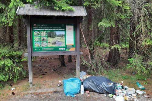 Foto: Karlovarsko: Neukáznění návštěvníci ničí chráněnou oblast u Přebuzi