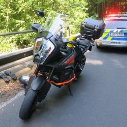 Karlovarsko: O víkendu bourali i motorkáři, jeden utrpěl vážná zranění