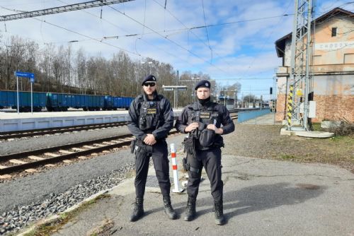 Foto: Karlovarsko: Policisté se zaměřili na kontroly nádraží, vlakové spoje a železniční tratě