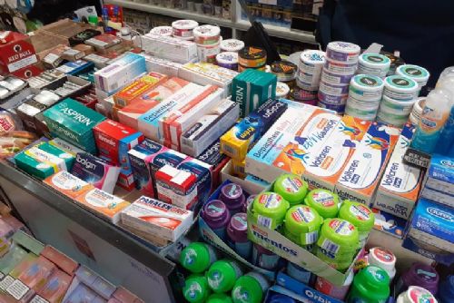 Foto: Karlovarsko: Prodejci nabízeli nejen padělky, ale také léky
