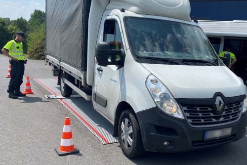 Foto: Karlovarští celníci zjistili u kontrolovaného vozidla přetížení o více než 2,5 tuny.