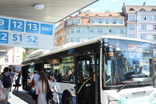 Foto: Karlovy Vary: Autobusy opět staví u Tržnice