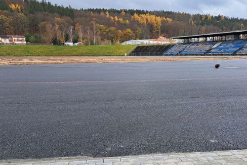 Foto: Karlovy Vary: Hrubá stavba plochy na atletickém stadionu je hotová. Rekonstrukce bude pokračovat na jaře
