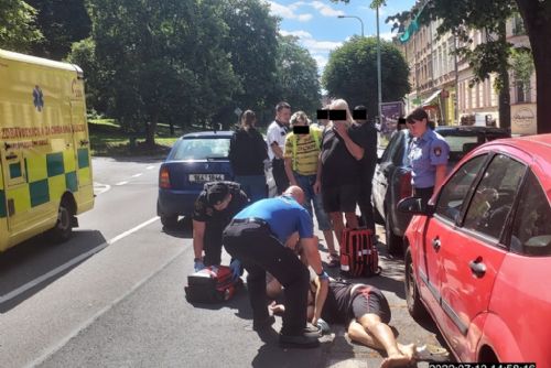 Foto: Karlovy Vary: Nehoda u služebny městské policie