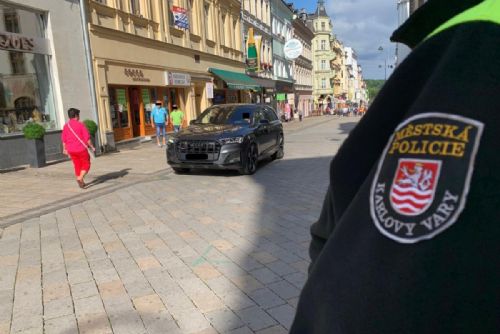 Foto: Karlovy Vary: Pěší zóna není parkoviště