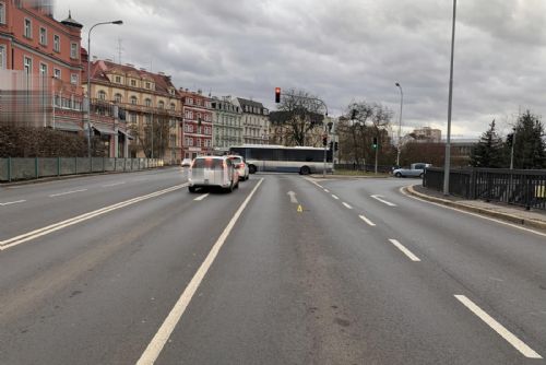 Foto: Karlovy Vary: Policie pátrá po svědcích dopravní nehody