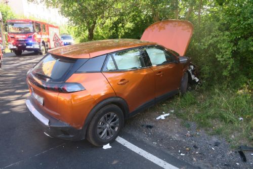 Foto: Karlovy Vary: Při dopravní nehodě byli zraněni čtyři lidé
