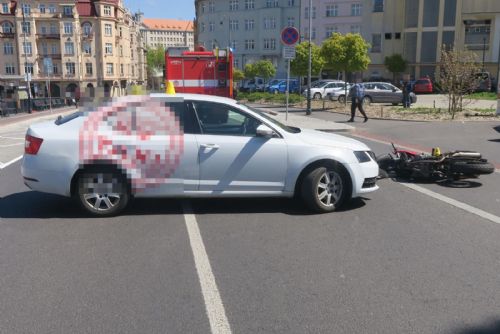 Foto: Karlovy Vary: Při dopravní nehodě došlo k lehkému zranění