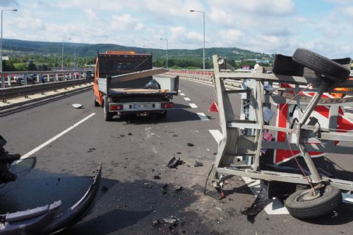Foto: Karlovy Vary: Při nehodě byli lehce zraněni dva lidé
