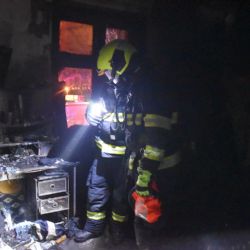 Karlovy Vary: Při požáru bytového domu se popálily dvě osoby