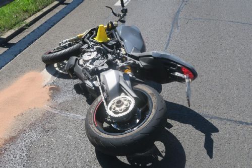 Foto: Karlovy Vary: Řidič motocyklu utrpěl zranění neslučitelná se životem