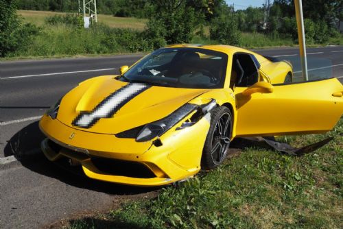 Foto: Karlovy Vary: S Ferrari narazil do sloupu