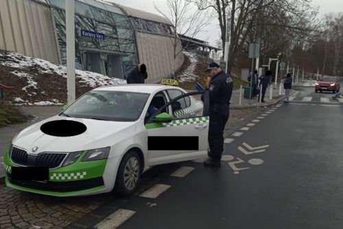 Foto: Karlovy Vary: Strážníci kontrolovali taxislužby