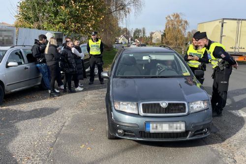 Foto: Karlovy Vary: Studenti blíže poznali práci policistů