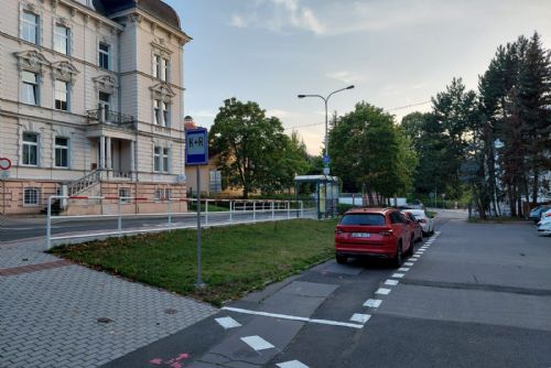 Foto: Karlovy Vary: U dvou základních škol byla vytvořena nová parkoviště K+R