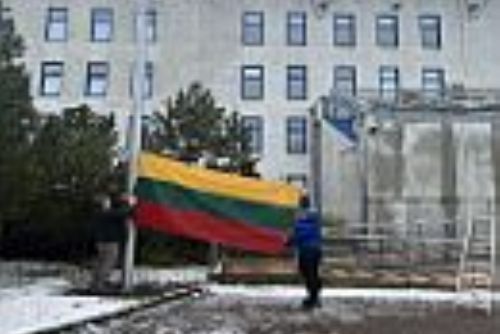 Foto: Karlovy Vary: U krajského úřadu vlaje litevská vlajka