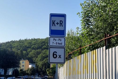 Foto: Karlovy Vary: U školy v Tuhnicích byla vytvořena parkovací stání K+R