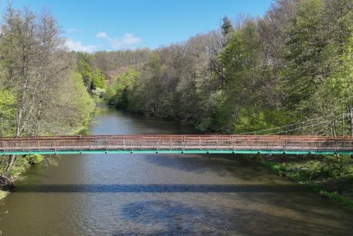 Foto: Karlovy Vary: V pondělí se uzavře lávka na cyklostezce v Tašovicích. Její stav si žádá rozsáhlou opravu