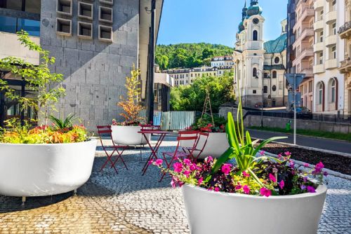 Foto: Karlovy Vary: Veřejný prostor kultivuje nový městský mobiliář 