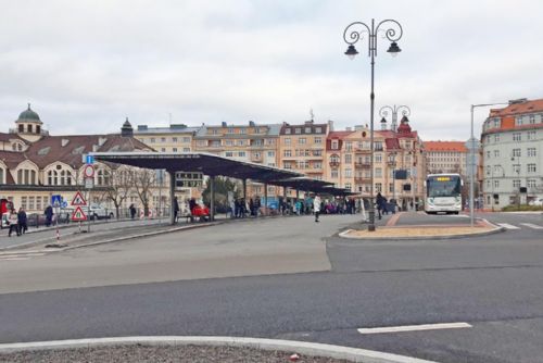 Foto: Karlovy Vary: Začíná demontáž střechy terminálu Tržnice