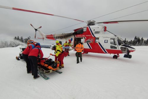 Foto: Klínovec: Zraněného lyžaře transportoval vrtulník do nemocnice