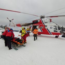 Klínovec: Zraněného lyžaře transportoval vrtulník do nemocnice