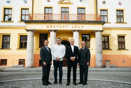 Foto: Kraslice: Potomci Julia Meinla navštívili rodné Kraslice