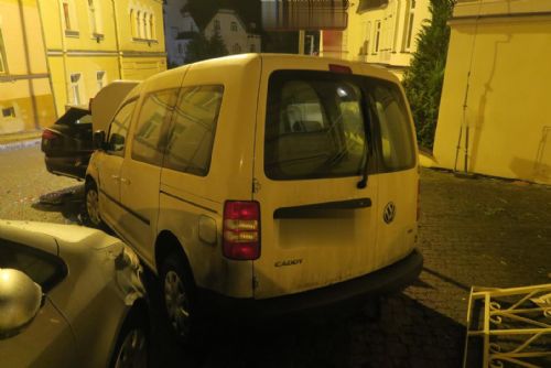 Foto: Mariánské Lázně: Opilá usedla za volant a poškodila několik vozidel