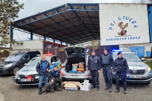 Foto: Mariánské Lázně: Policisté dodrželi tradici, opět navštívili psí útulek