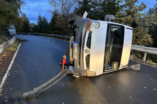 Foto: Nejdek: Řidič utrpěl naštěstí jen lehká zranění