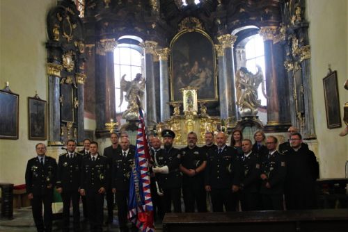 Foto: Ostrov: Tradiční bohoslužba za zemřelé policisty se uskutečnila již podeváté